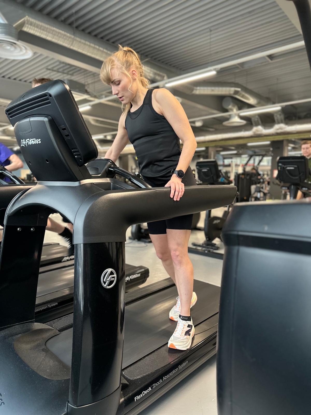 Ultrajuoksija Virva Vasari Nokian GOGO Expressin juoksumatolla